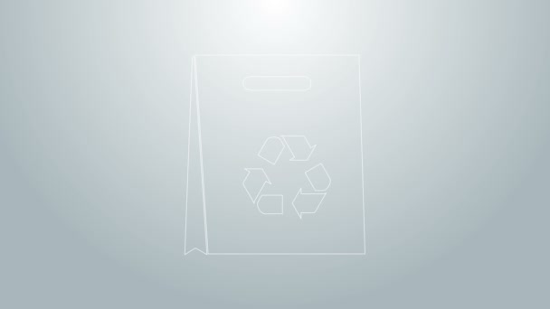 Saco de compras de papel de linha azul com ícone de reciclagem isolado em fundo cinza. Saco com símbolo de reciclagem. Animação gráfica em movimento de vídeo 4K — Vídeo de Stock