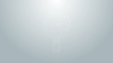 Mavi çizgili omlet kızartma tavasında gri arka planda izole edilmiş. Tavada omlet var. 4K Video hareketli grafik canlandırması