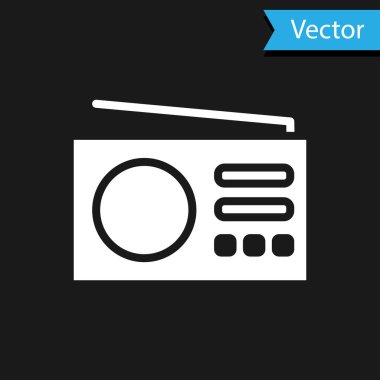 Siyah arkaplanda anten simgesi olan beyaz radyo. Vektör.