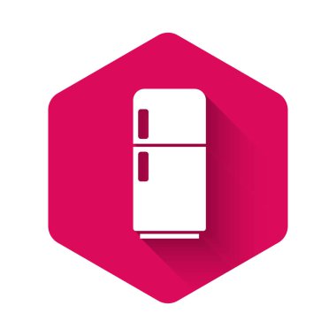 Uzun gölgeli beyaz buzdolabı ikonu. Buzdolabı buzdolabı. Ev aletleri ve aletler. Pembe altıgen düğmesi. Vektör.