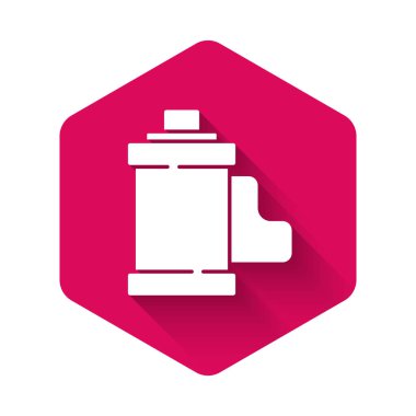 Beyaz Kamera klasik film rulo kartuş ikonu uzun gölgeli izole edilmiş. 35 mm 'lik film kutusu. Film şeridi fotoğrafçı ekipmanı. Pembe altıgen düğmesi. Vektör.