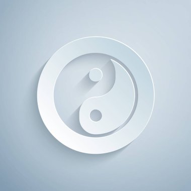 Kağıt, Gri arkaplanda Yin Yang 'ın uyum sembolü ve denge simgesi olarak izole edilmiş. Kağıt sanatı tarzı. Vektör.