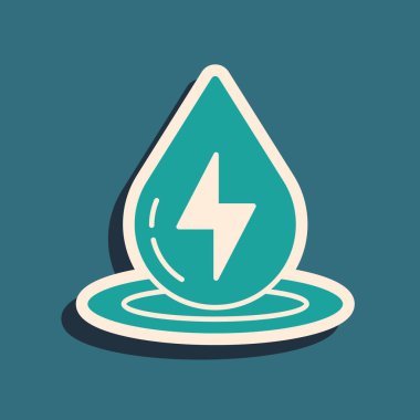 Yeşil Su enerji ikonu yeşil arkaplanda izole edildi. Su damlacıklarıyla ekoloji kavramı. Alternatif enerji kavramı. Uzun gölge tarzı. Vektör.
