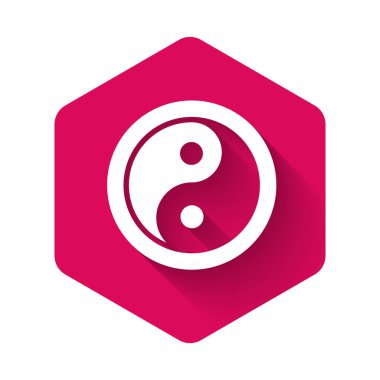Beyaz Yin Yang uyum ve denge sembolü uzun gölgeli izole edilmiş. Pembe altıgen düğmesi. Vektör.