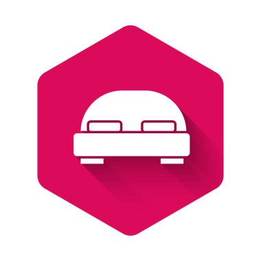 İki kişilik beyaz büyük yatak ya da uzun gölgeli bir ikon. Pembe altıgen düğmesi. Vektör.
