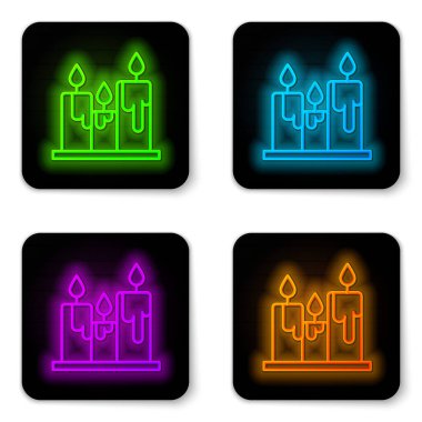 Parlayan neon hattı, yanan mum simgesi beyaz arkaplanda izole edildi. Silindirik mum çubuğu ve yanan ateş. Siyah kare düğme. Vektör İllüstrasyonu.