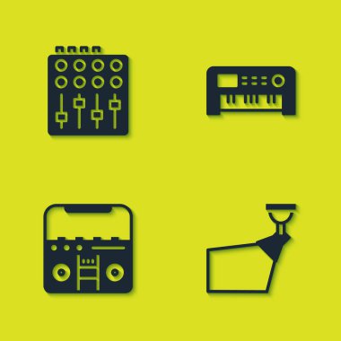 Ses karıştırıcı denetleyici, spot ışığı, hoparlörlü ev teybi ve müzik sentezleyici simgesi ayarla. Vektör.