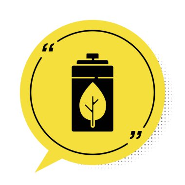 Siyah Eko doğa yaprağı ve batarya ikonu beyaz arka planda izole edilmiş. Enerji, ekoloji tasarruf kavramına dayanır. Sarı konuşma balonu sembolü. Vektör.