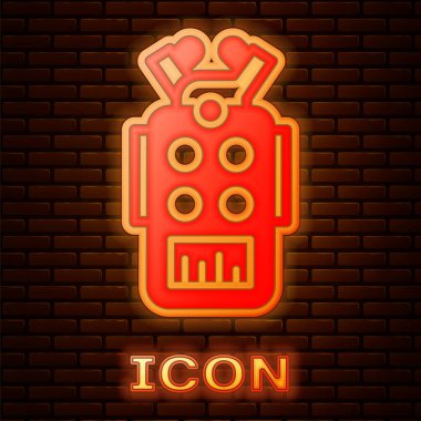 Parlayan neon mikrofon simgesi tuğla duvar arka planında izole edildi. Radyodaki mikrofondan. Sözcü işareti. Vektör.
