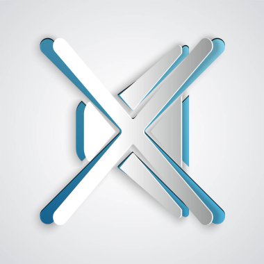 Kağıt kesiği Sözcü dilsiz simgesi gri arkaplanda izole edildi. Ses simgesi yok. Ses Kapalı sembolü. Kağıt sanatı tarzı. Vektör.