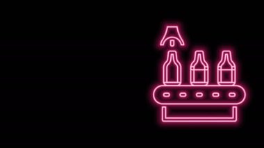 Parlayan neon hattı bira fabrikası üretim hattı siyah arka planda izole edilmiş cam şişelere alkollü içecek döküyor. 4K Video hareketli grafik canlandırması
