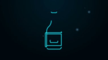 Parlayan neon hattı bira şişesi simgesi siyah arka planda izole edildi. 4K Video hareketli grafik canlandırması
