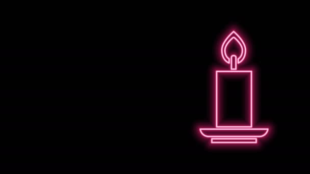 Glödande neon linje brinnande ljus ikon isolerad på svart bakgrund. Cylindrisk ljusstake med brinnande låga. 4K Video motion grafisk animation — Stockvideo