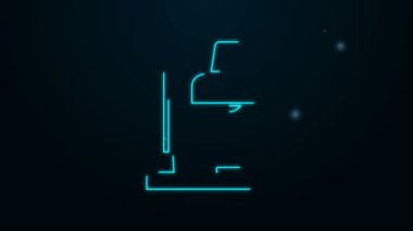 Parlayan neon çizgisi masa lambası simgesi siyah arkaplanda izole edildi. Masa lambası. 4K Video hareketli grafik canlandırması