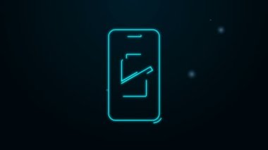 Parlayan neon hattı Smartphone şarj ikonu siyah arkaplanda izole edildi. Şarjı az bir telefon. 4K Video hareketli grafik canlandırması