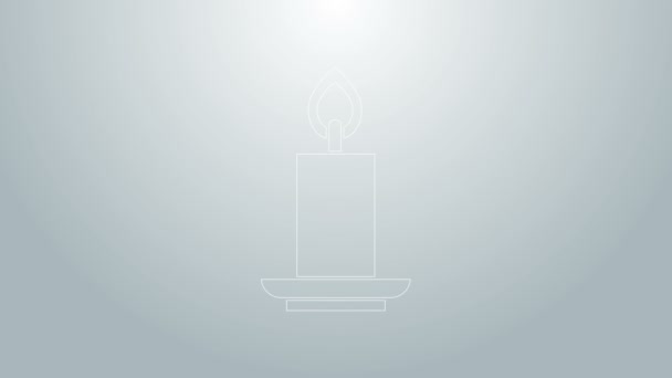 Línea azul Icono de vela ardiente aislado sobre fondo gris. Vara cilíndrica con llama ardiente. Animación gráfica de vídeo 4K — Vídeos de Stock
