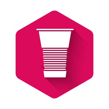 Uzun gölgeli beyaz kağıt cam ikon. Soda bardağı. Taze soğuk içecek sembolü. Pembe altıgen düğmesi. Vektör İllüstrasyonu.
