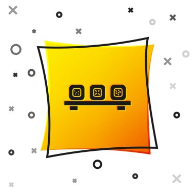 Kesme tahtası simgesindeki siyah suşi beyaz arka planda izole edilmiş. Tahtada Asya yemeği suşisi. Sarı kare düğme. Vektör..