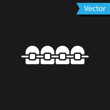Siyah arkaplanda izole edilmiş diş teli simgesi olan beyaz dişler. Diş ısırığının hizası, diş telli sıra. Diş konsepti. Vektör.