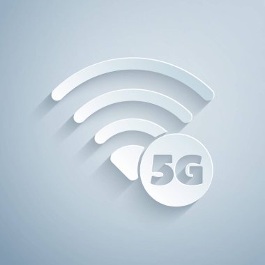 Kağıt, gri arkaplanda izole edilmiş 5G yeni kablosuz internet kablosuz bağlantı simgesi kesti. Küresel ağ yüksek hızlı bağlantı veri oranı teknolojisi. Kağıt sanatı tarzı. Vektör.