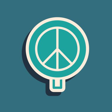 Yeşil Barış simgesi yeşil arkaplanda izole edildi. Hippi barış sembolü. Uzun gölge tarzı. Vektör.