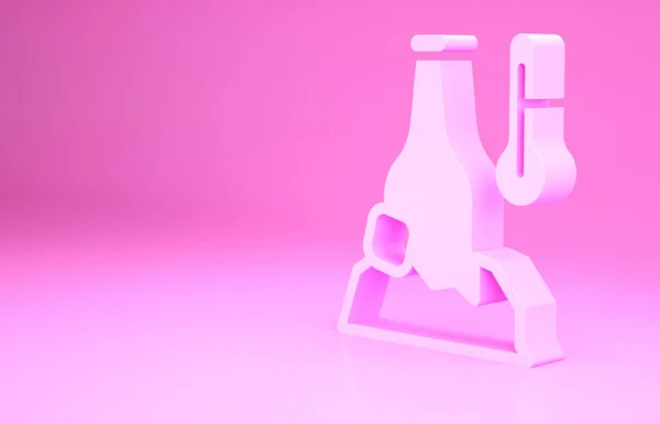 Pink Cold beer fles pictogram geïsoleerd op roze achtergrond. Minimalisme concept. 3d illustratie 3D renderen — Stockfoto