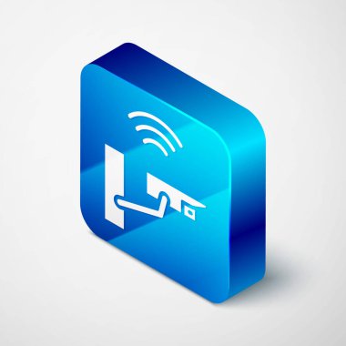 Isometric Smart güvenlik kamerası simgesi gri arkaplanda izole edildi. İnternet kavramının kablosuz bağlantısı. Mavi kare düğme. Vektör.