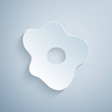 Kağıt kesiği, gri arka planda izole edilmiş yumurta simgesi. Ev yemeği, sahanda yumurta, sağlıklı kahvaltı, omlet ikonu. Kağıt sanatı tarzı. Vektör