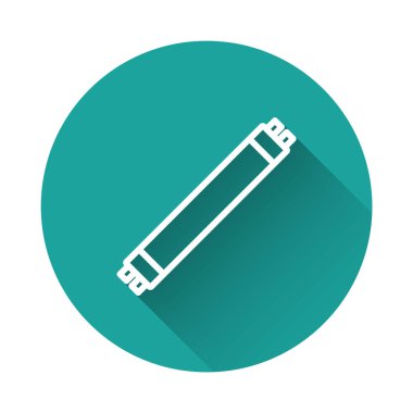 Beyaz çizgi Uzun parlaklık floresan enerji tasarrufu ikonu uzun gölge arkaplan izole. Yeşil daire düğmesi. Vektör