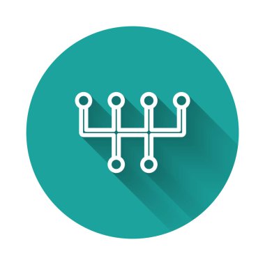 Beyaz çizgi vites değiştiren simgesi uzun gölge arkaplanı ile izole edildi. İletişim simgesi. Yeşil daire düğmesi. Vektör