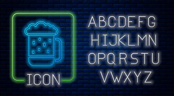 ネオン輝くレンガの壁の背景に隔離された木製のビールマグカップのアイコン ネオンライトアルファベット ベクトル — ストックベクタ