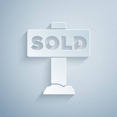 Kağıt kesme işareti ve gri arkaplanda izole edilmiş metin satışı simgesi. Çıkartma satıldı. Tabela satıldı. Kağıt sanatı tarzı. Vektör