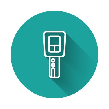 Uzaktan izole edilmiş uzun gölgeli beyaz çizgili araba anahtarı. Araba anahtarı ve alarm sistemi. Yeşil daire düğmesi. Vektör