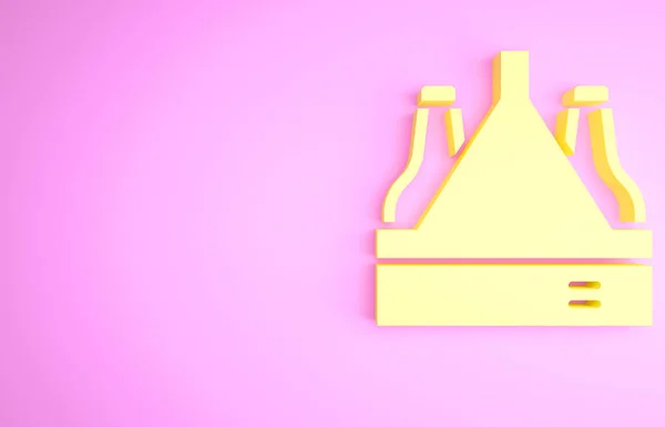Gelbe Packung Bierflaschen Auf Rosa Hintergrund Kästen Bierkastenschild Minimalismus Konzept — Stockfoto