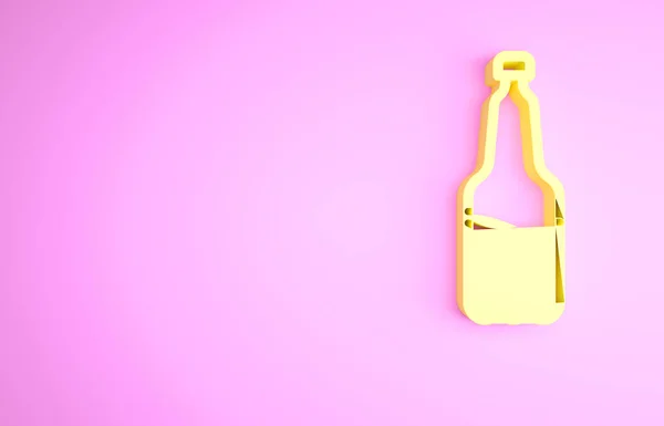 ピンクの背景に黄色のプラスチック製のビールボトルのアイコン 最小限の概念 3Dイラスト3Dレンダリング — ストック写真