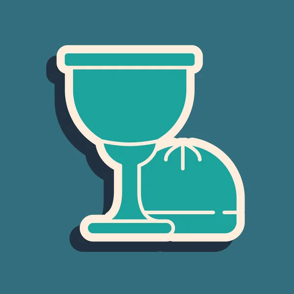 緑の背景に隔離された緑の聖杯または氷のアイコン クリスチャン シャリス キリスト教のアイコン 長い影のスタイル ベクトル — ストックベクタ