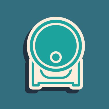 Askıda yeşil ahşap varil ve yeşil arka planda durdurma simgesi var. Uzun gölge tarzı. Vektör