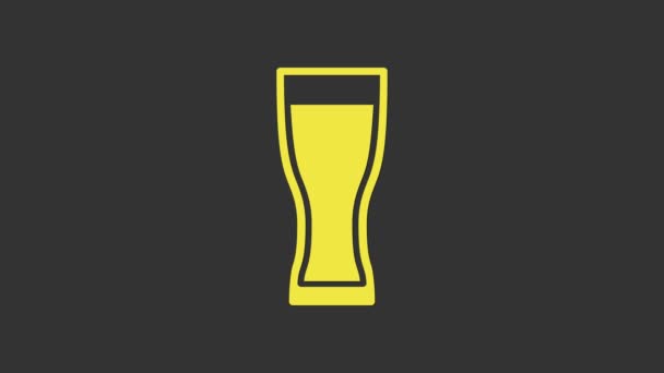 Icono de vaso amarillo de cerveza aislado sobre fondo gris. Animación gráfica de vídeo 4K — Vídeo de stock