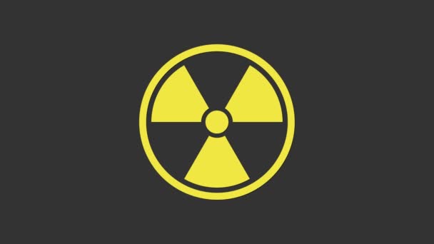 Icono radiactivo amarillo aislado sobre fondo gris. Símbolo tóxico radiactivo. Señal de peligro de radiación. Animación gráfica de vídeo 4K — Vídeos de Stock