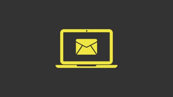 Жовтий ноутбук з конвертом і відкритою електронною поштою на піктограмі екрана ізольовано на сірому фоні. Маркетинг електронної пошти, концепції інтернет-реклами. 4K Відео рух графічна анімація — стокове відео