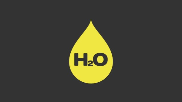 Sarı su damlası ve gri arkaplanda H2O simgesi var. Su formülü. 4K Video hareketli grafik canlandırması — Stok video