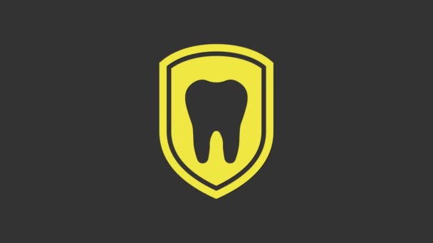 Icono amarillo de protección dental aislado sobre fondo gris. Diente en escudo icono del logotipo. Animación gráfica de vídeo 4K — Vídeo de stock