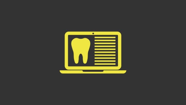 Laptop Amarelo com cartão dental ou paciente ícone de registros médicos isolados em fundo cinza. Seguro dentário. Relatório da clínica dentária. Animação gráfica em movimento de vídeo 4K — Vídeo de Stock
