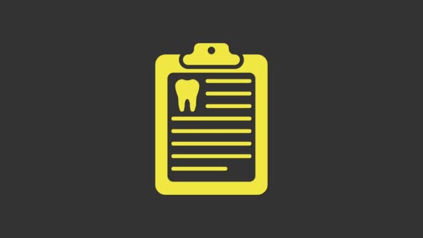 Clipboard Amarelo com cartão dental ou paciente ícone de registros médicos isolados em fundo cinza. Seguro dentário. Relatório da clínica dentária. Animação gráfica em movimento de vídeo 4K — Vídeo de Stock