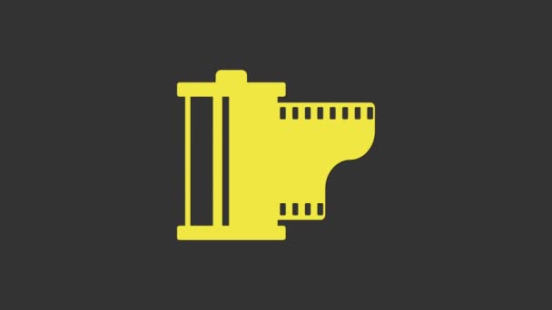 Icono de cartucho de rollo de película vintage Yellow Camera aislado sobre fondo gris. Carrete de película. Bote de película de 35mm. Fotógrafo de cine. Animación gráfica de vídeo 4K — Vídeos de Stock