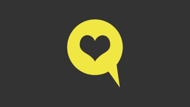 Corazón amarillo en el icono de la burbuja del habla aislado sobre fondo gris. Forma del corazón en burbuja de mensajes. Señal de amor. Símbolo de San Valentín. Animación gráfica de vídeo 4K — Vídeo de stock