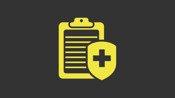 Presse-papiers jaune avec icône d'assurance médicale isolée sur fond gris. Protection des patients. Presse-papiers et bouclier avec une croix. Animation graphique de mouvement vidéo 4K — Video