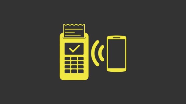 Terminal POS amarelo com reciept impresso e confirma o pagamento pelo ícone do smartphone isolado em fundo cinza. Conceito de pagamento NFC. Animação gráfica em movimento de vídeo 4K — Vídeo de Stock