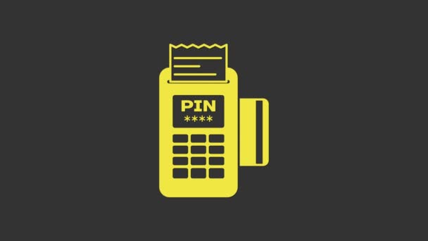 挿入されたクレジットカードと印刷されたレシートアイコンがグレーの背景に隔離された黄色のPOS端末。NFC決済コンセプト。4Kビデオモーショングラフィックアニメーション — ストック動画