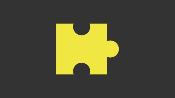 Желтый кусок иконки головоломки изолирован на сером фоне. Современная квартира, бизнес, маркетинг, финансы, интернет концепция. Видеографическая анимация 4K — стоковое видео
